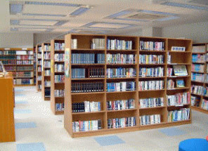 図書室の本棚の写真