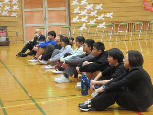 発表を聴く６年生