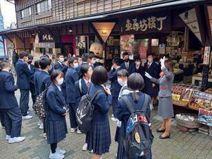 金沢駅のシンボル【鼓門】で記念撮影