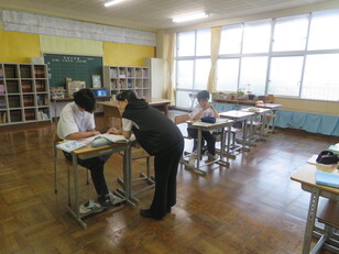 ９