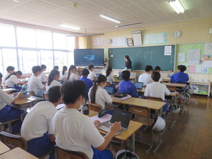 ７