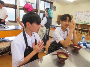 ３
