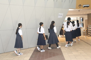 ４
