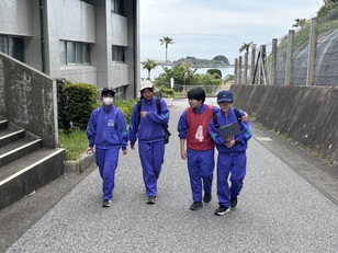 ６