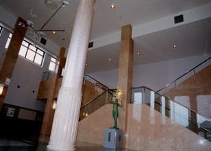 正面入口と展示ホールの写真