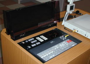 視聴覚室の音響機器の写真